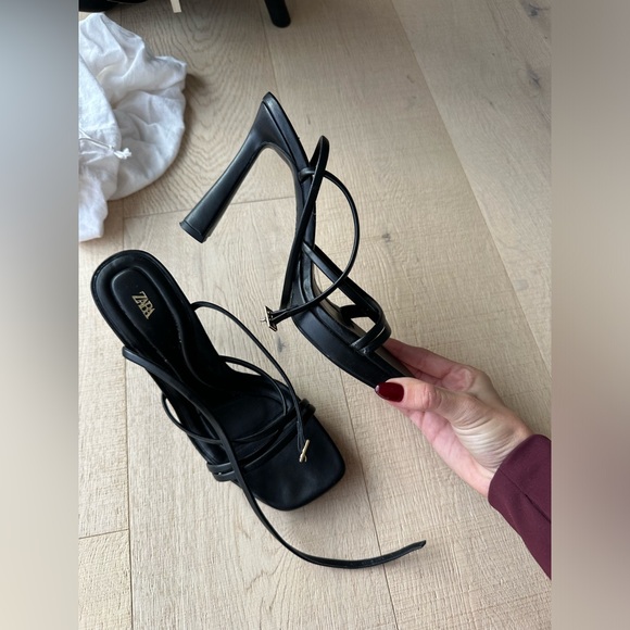 Black strappy heels - Picture 4 of 7